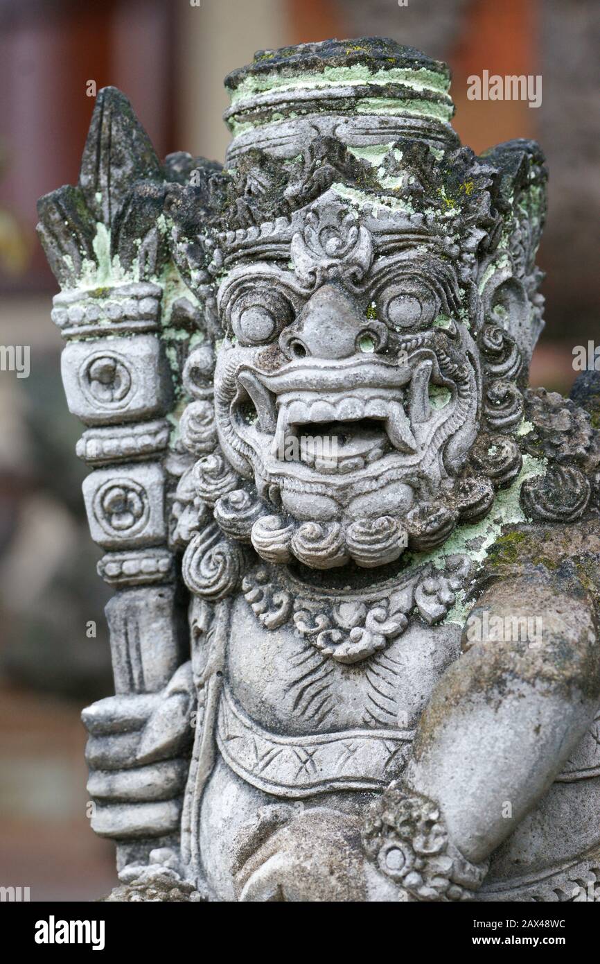 Eine Steinstatue eines Hindu-Gottes oder einer Frömmigkeit - Barong. Bali, Indonesien. Stockfoto