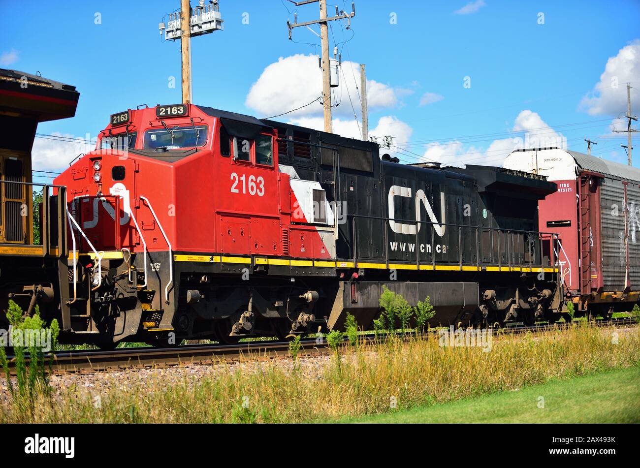 Genf, Illinois, USA. Eine Canadian National Railway Lokomotive, die einen Güterzug der Union Pacific durch Genf, Illinois, führt. Stockfoto