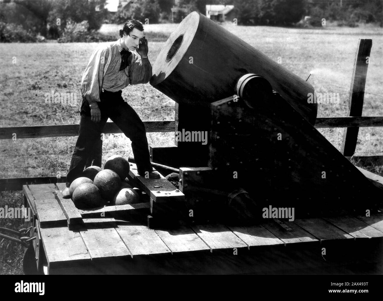 1926 , USA : Der amerikanische Stummfilmschauspieler und Regisseur BUSTER KEATON (* ca. Von Clyde Bruckman und Buster Keaton - STUMMFILM - KINO MUTO - Porträt - Ritratto - regista cinematografico - Atmore - comico - COMICO - palle di cannone cannone - Kanone - artillerie - artiglieria - proiettili - miccia - Camicia - Hemd - Krawatte Bogen - fiocco - cravatta --- ARCHIVIO GBB Stockfoto