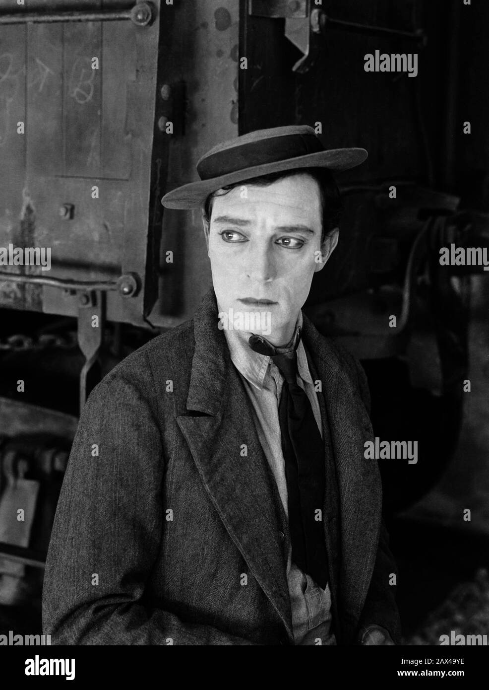 1925, USA: Der amerikanische Stummfilmschauspieler und Regisseur BUSTER KEATON (* um 1965 in GO WEST ( Io e la vacca ) Von Buster Keaton - STUMMFILM - KINO MUTO - Porträt - Ritratto - regista cinematografico - attore - comico - COMICO - Hut - cappello - Kragen - Colletto - Krawatte - Cravatta --- ARCHIVIO GBB Stockfoto