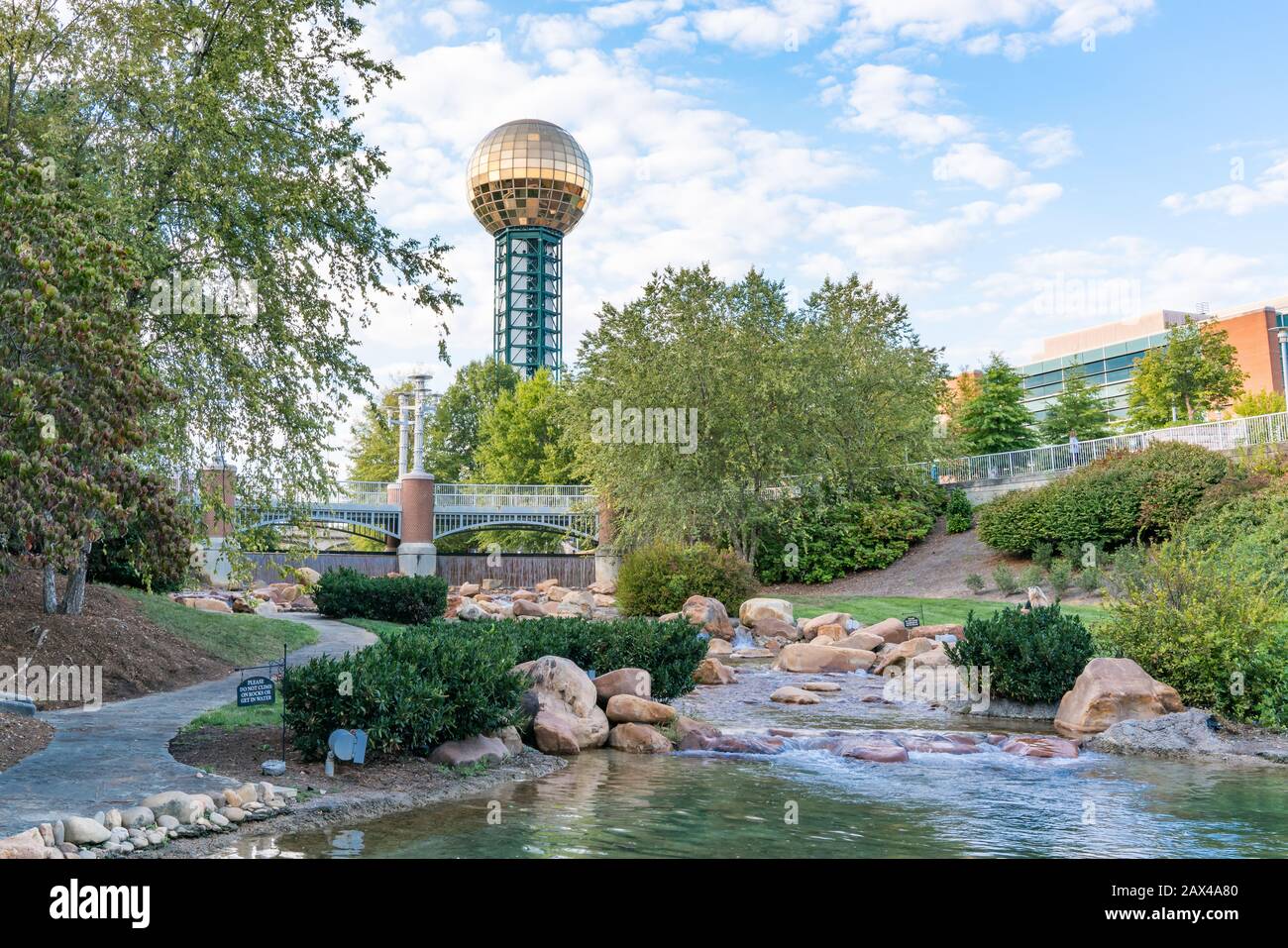 Knoxville, TN - 9. Oktober 2019: Golden Sunsphere im World's Fair Park im Stadtzentrum von Knoxville Stockfoto