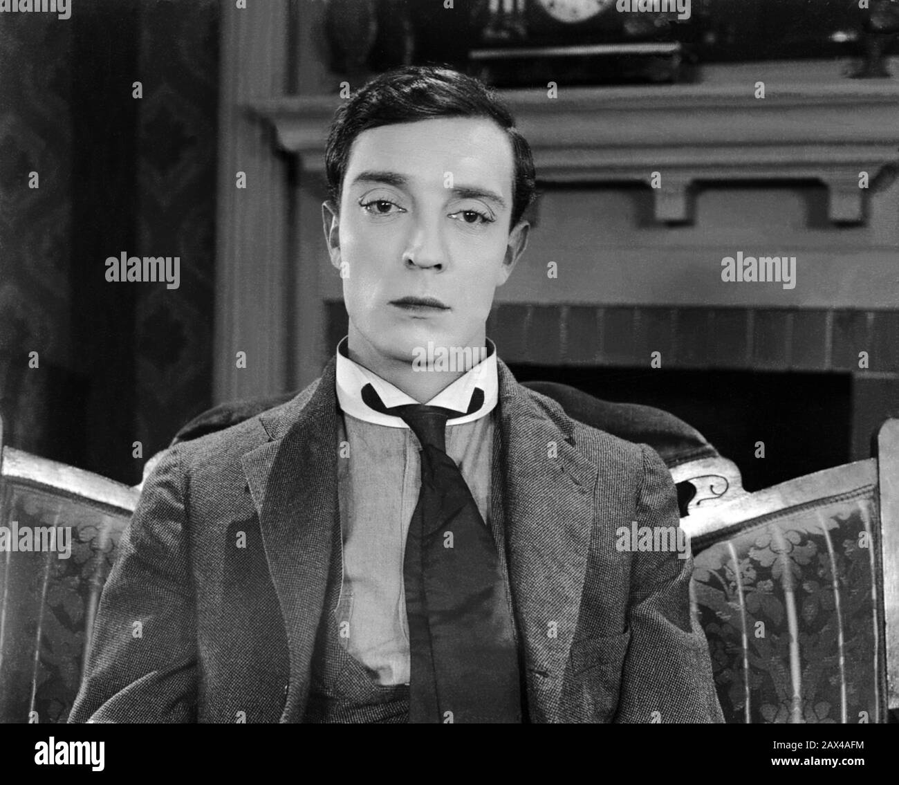 1924 Ca, USA: Der amerikanische Stummfilmschauspieler und Regisseur BUSTER KEATON (* um 1965 in new york; † 1966 in NEW york) - STUMMFILM - KINO MUTO - Porträt - Ritratto - regista Cinematografico - attore - comico - COMICO - ANNI VENTI - 20 - 20 - Krawatte - Krawatte - Kragen - Colletto ---- ARCHIVIO GBB Stockfoto