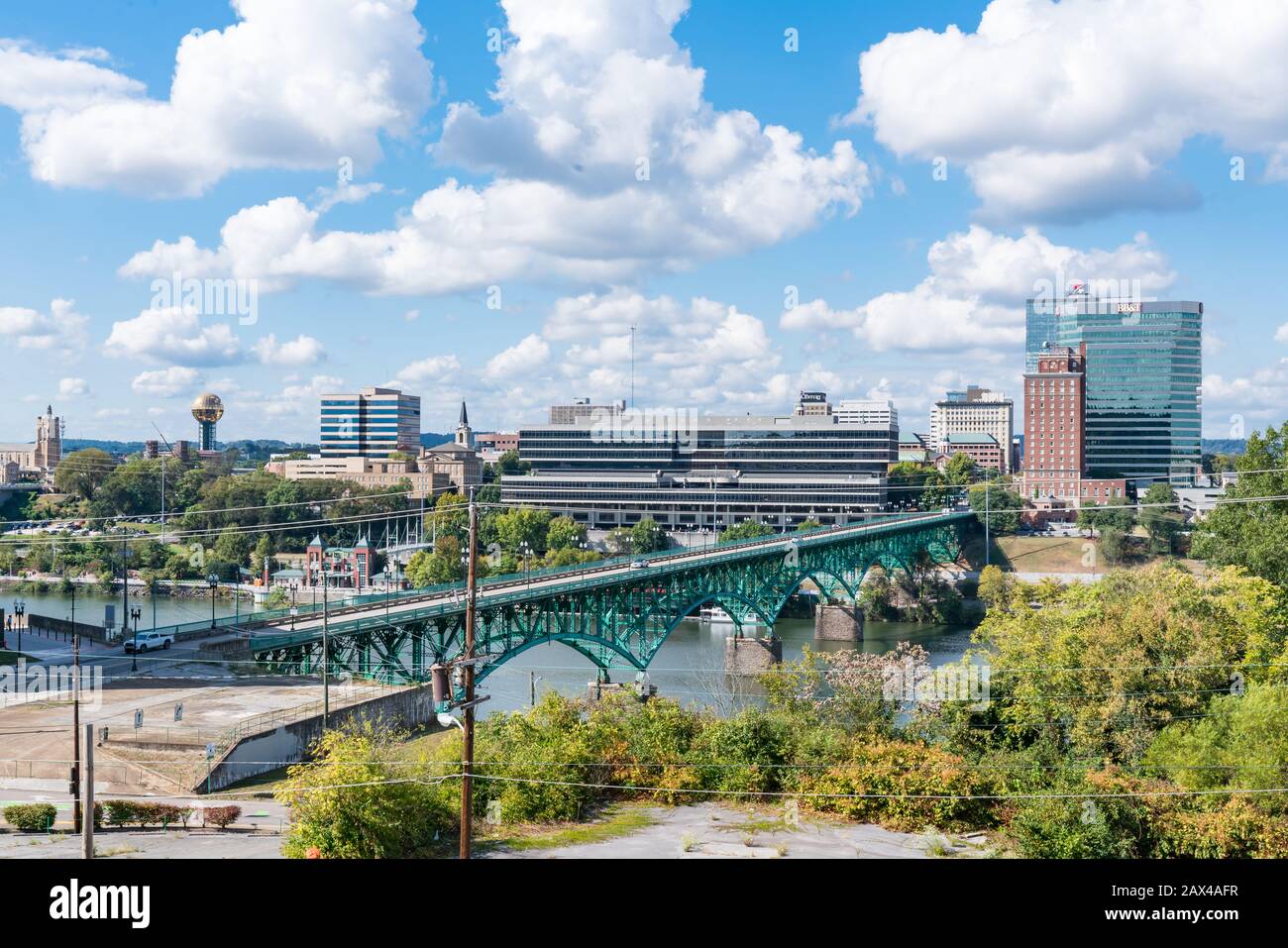 Knoxville, TN - 9. Oktober 2019: Skyline der Stadt Knoxville entlang des Tennessee River Stockfoto