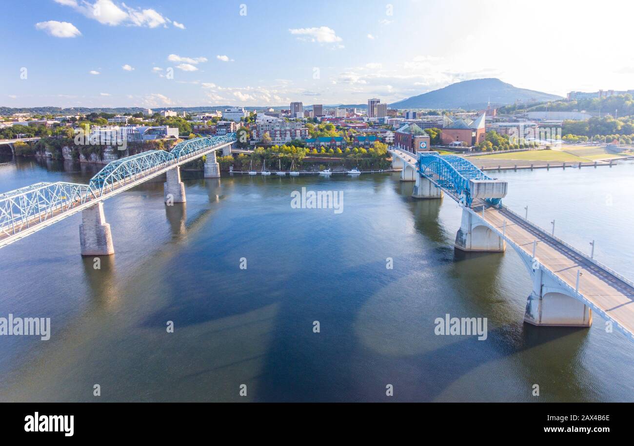 Chattanooga, TN - Oktober 8, 2019: Luftaufnahme von Chattanooga City Skyline entlang dem Tennessee River Stockfoto