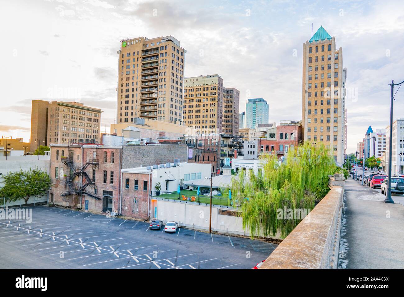 Birmingham, AL - 7. Oktober 2019: Skyline der Stadt Birmingham von Richard Arrington Blvd Bridge Stockfoto