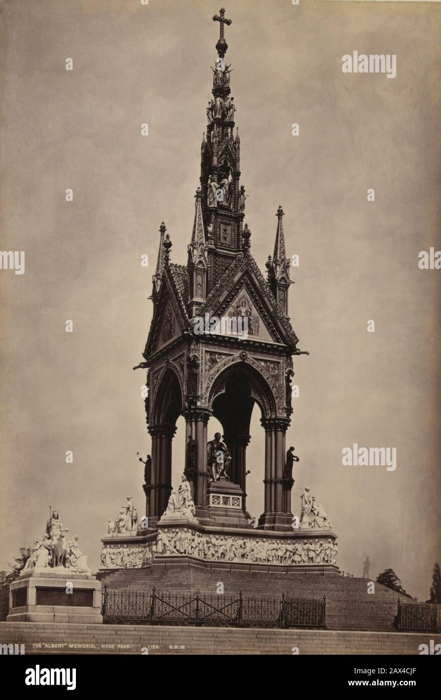 1875 CA , LONDON , ENGLAND , GROSSBRITANNIEN : DAS ALBERT MEMORIAL HYDE PARK - INGHILTERRA - GRAND BRETAGNA - LONDRA - CATTEDRALE - ARCHITETTURA - ARCHITEKTUR - FOTO STORICHE - GESCHICHTSFOTOS - GEOGRAFIA - GEOGRAPHIE - VECCHIA EUROPA - ALTES EUROPA - NEO-GOTICO - STYLE GOTICO - GOTIK - TUDOR - PARCO PUBBLICO - MONUMENTO - DENKMAL - STATUA - Statuen - Statue - Marmo - Marmor - KÖNIGIN VICTORIA - Regina Vittoria - Epoca Vittoriana --- Archivio GBB Stockfoto