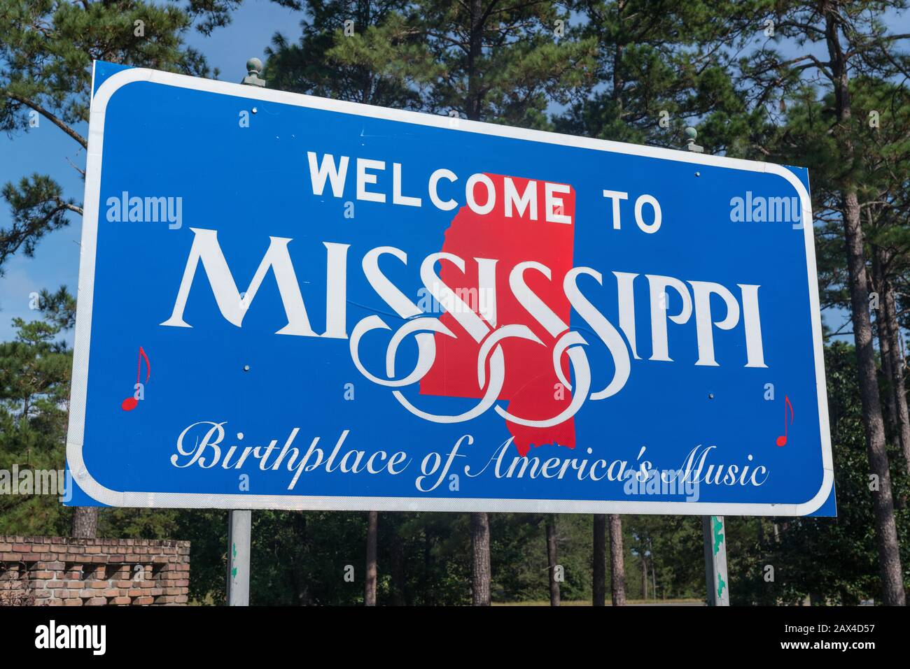 Mississippi, USA - Oktober 7, 2019: Willkommen in Mississippi Zeichen entlang der Autobahn in der Nähe der Staatsgrenze Stockfoto
