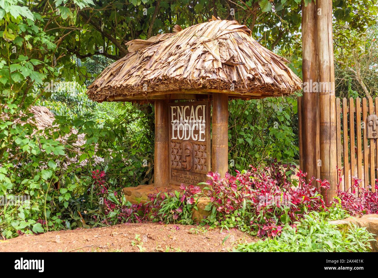 Eingangsschild am Engagi Lodge Hotel, Buhoma, Bwindi Impenetrable Forest, Bwindi Impenetrable National Park, Kanungu District, Western Region, Uganda Stockfoto