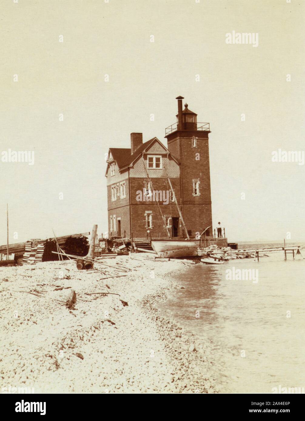 1903, DULUTH, MINNESOTA, USA: Vue of LIGHTHOUSE from the Beach. Foto der Fotografin Frances Benjamin Johnston (* 1864; † 1952) - FOTO STORICHE - GESCHICHTE - GEOGRAFIA - GEOGRAPHIE - Landschaft - paesaggio - Spiaggia - faro marittimo - Navigazione marittima - Archiettura - Architektur - KAMERAARBEIT --- Archivio GBB Stockfoto