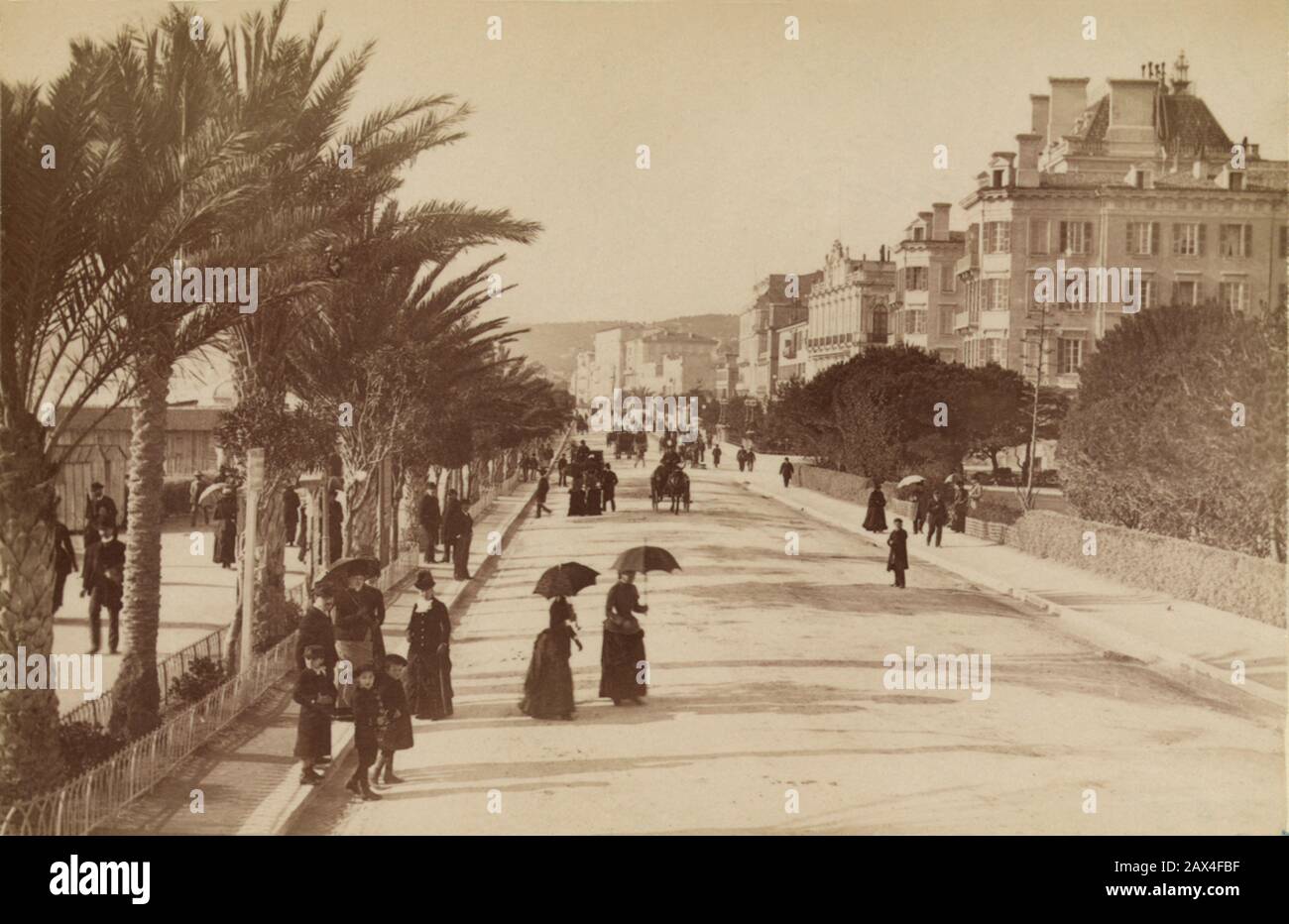 1875 Ca , NICE , FRANKREICH: Die PROMENADE des ANGLAIS - FOTO STORICHE - HISTORIENFOTOS - GEOGRAFIA - GEOGRAPHIE - ARCHITEKTUR - ARCHITETTURA - Haus - Casa - Startseite - VECCHIA Europa - ALTES EUROPA - Palmizio - Palmen - palma - palme - FRANCIA - NIZZA - Passeggiata - Lungomare - Turisti - Touristen - Turismus - turismo - gente - Menschen - passeggiata - BELLE EPOQUE - Regenschirm - ombrellino da Sole da passeggio - abito nero vestito - schwarzes Kleid - viale - Allee - OTTOCENTO - XIX JAHRHUNDERT - '800 - 800 ---- Archivio GBB Stockfoto