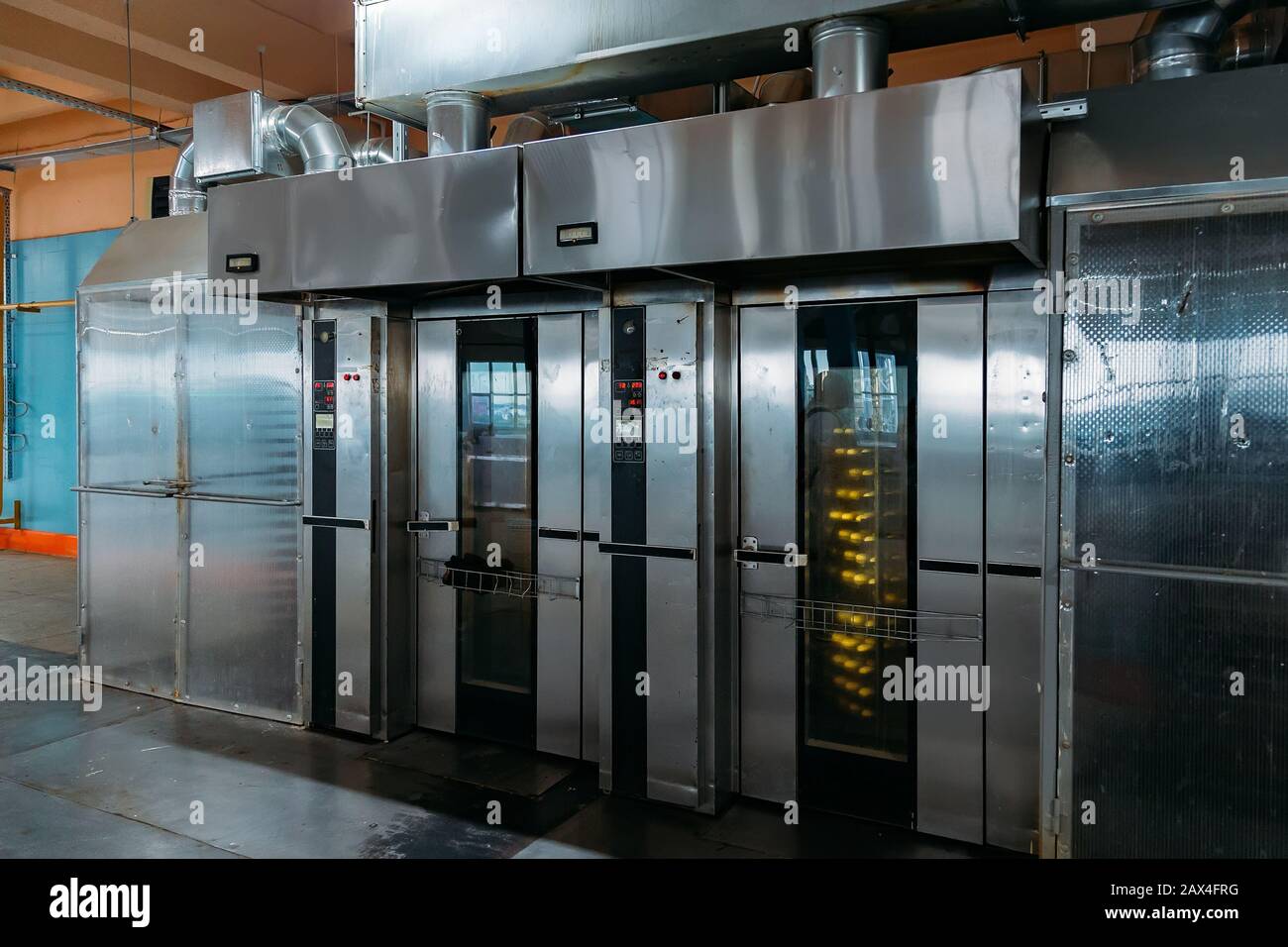 Moderne Bäckerei in der Süßwarenfabrik. Industrieöfen zum Backen von Keksen, Kuchen und Plätzchen. Stockfoto