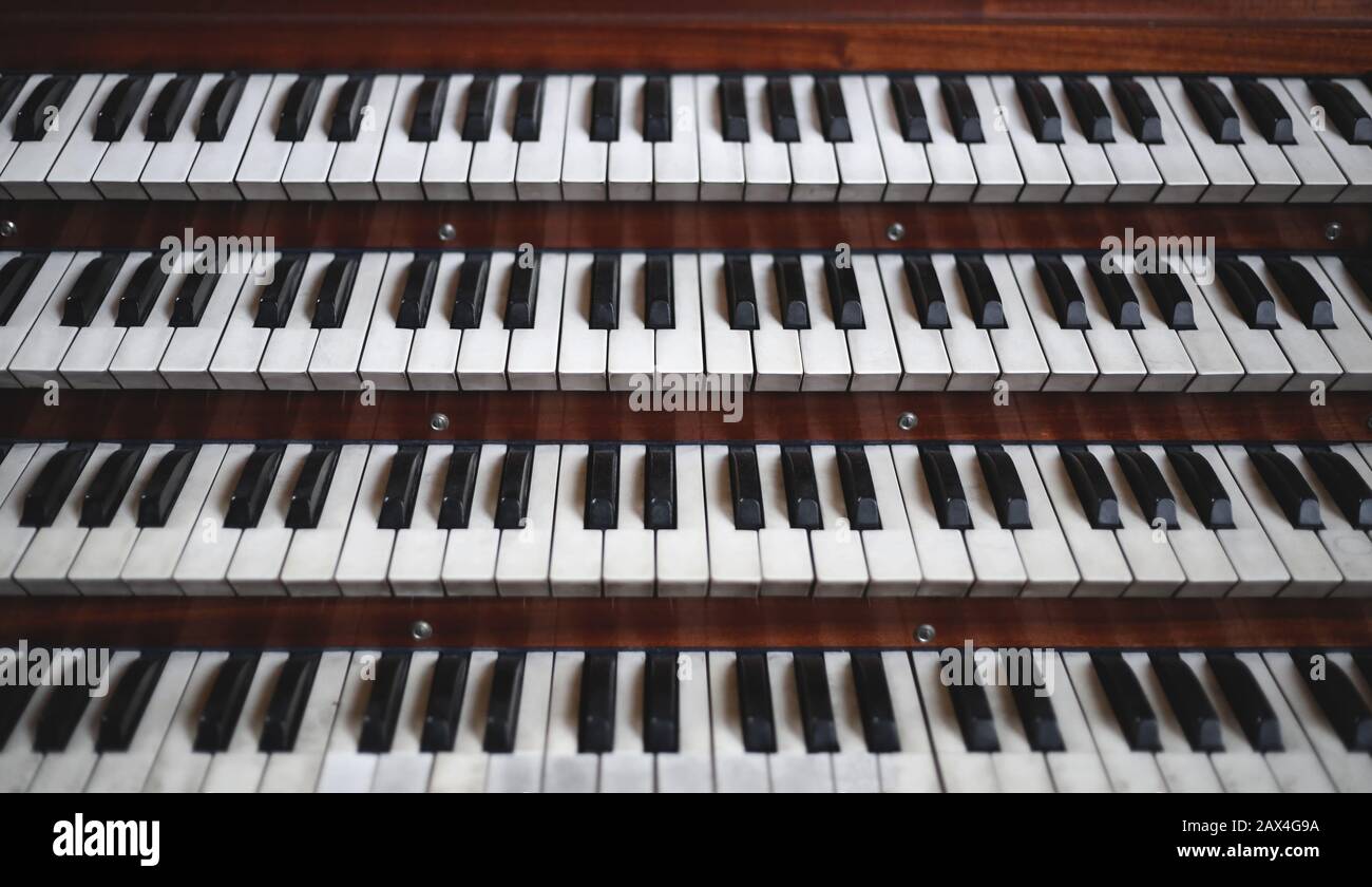 Viele Schlüssel an einer großen altbraunen Kirchenorgel Stockfoto