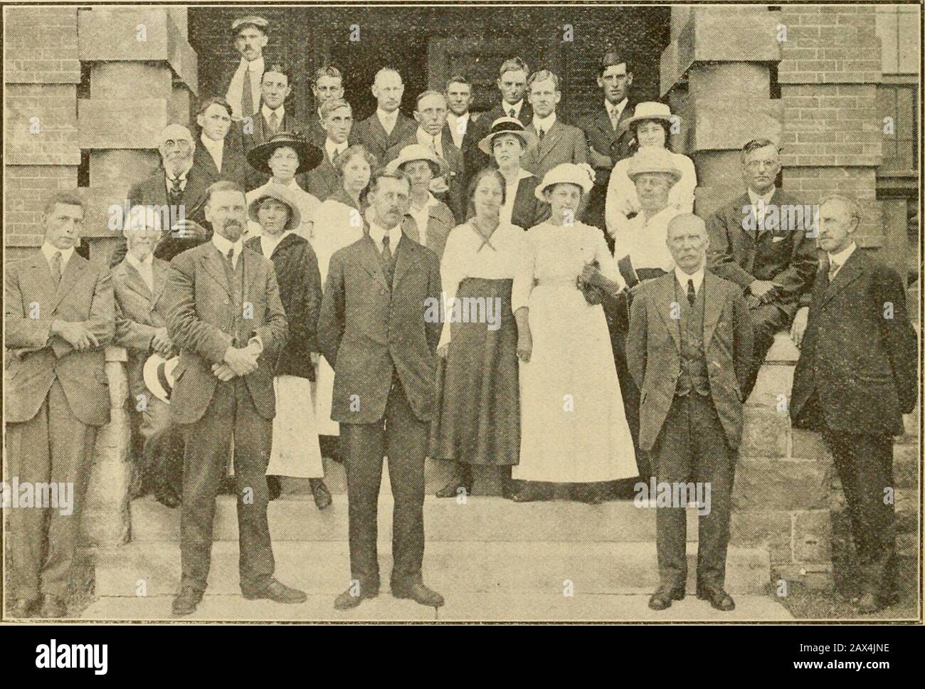 Verbeugungen in der Bienenkultur . Supper Averefuht und auf Nesseltiere gelegt. Bei der Untersuchung am nächsten Tag fanden wir 800 G-E.NINC4^ IX NV.K KULTUR Llic Bees liad akzeptiert die Starter, und das Problem war vorbei. Mein Aufenthalt war sehr anstrengenden, um ein schickes, veredeltes Spclion zu sehen*, schnallig und glatt, versiegelt und an den Rändern zu sehen. Was fragt man von Morecouhl anv? Dieser Stunt funktionierte erfolgreich, und die Bergbeekepererin fühlte sich besser an; aber hören Sie zu! Wenn ein Ofyou Easterner einige Sektioren von Mountain Honig mit einem Zahnstocher bekommt, geben Sie bitte zu, dass es die Probe nicht verletzte. Tadeln Sie es mir. Portland. O Stockfoto