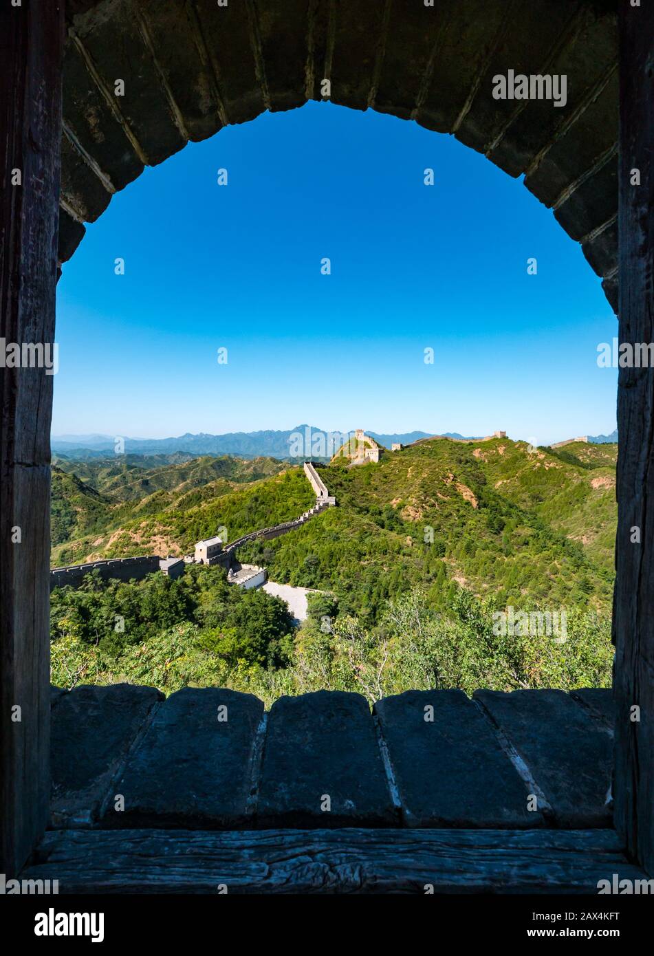 Gerahmter Blick durch die bogenförmige Öffnung der chinesischen Mauer von Jinshanling auf dem Bergrücken, der Provinz Hebei, China, Asien Stockfoto
