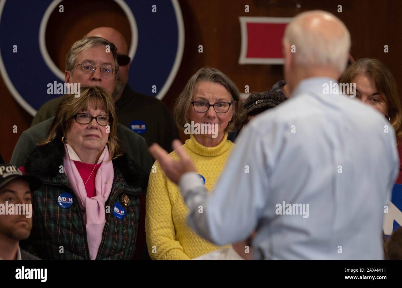 Die Wähler hören dem ehemaligen Vizepräsidenten Joe Biden während eines Wahlkampfstopps für das Präsidentenamt in Hampton, New Hampshire, am 9. Februar 2020 zu. Stockfoto