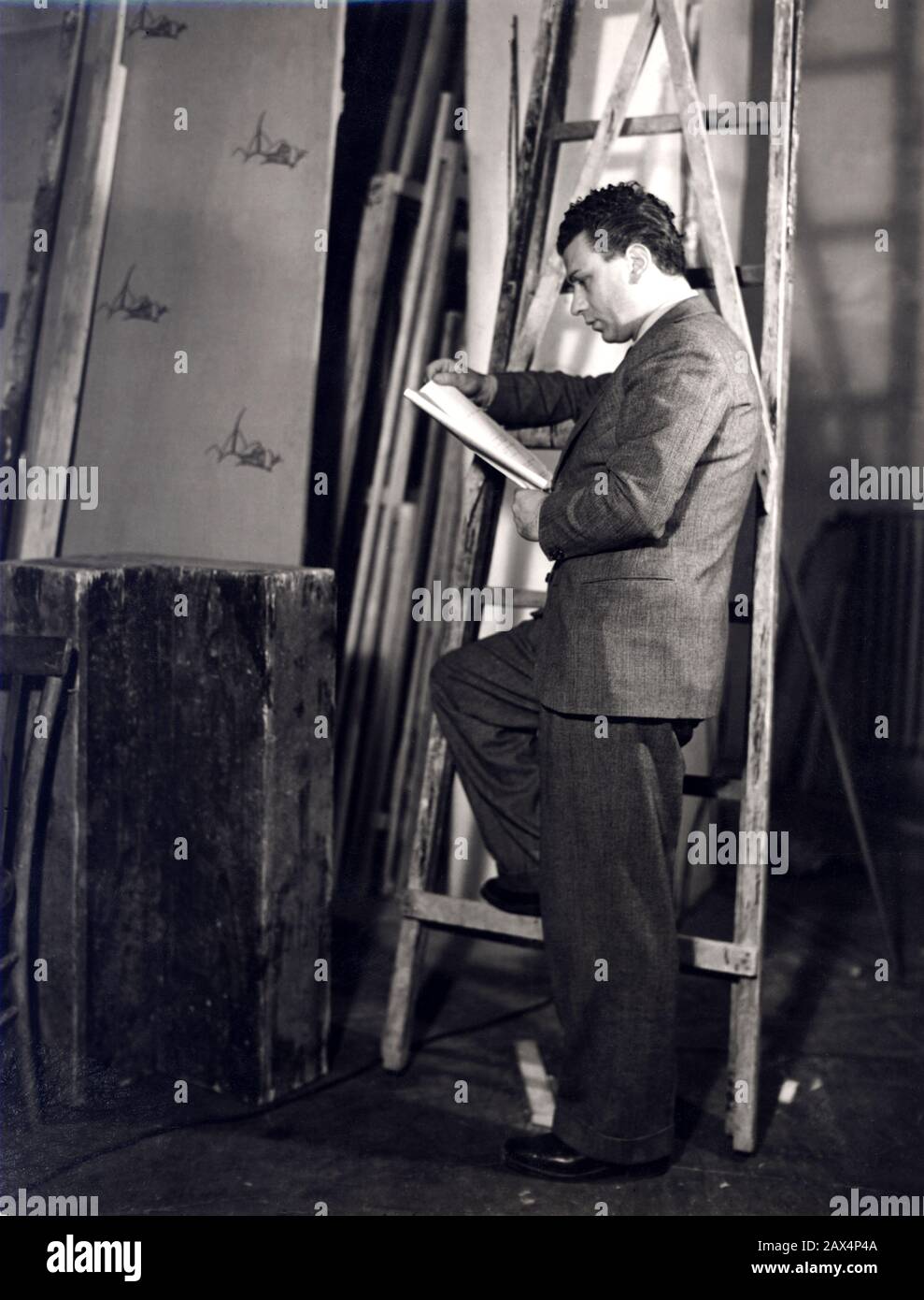 1939 Ca, ITALIEN: Der italienische Schauspieler GINO CERVI (* 1901 in Rom; † 1974). Gino Cervi, Sohn des italienischen Theaterkritikers Antonio Cervi, war einer der berühmtesten italienischen Schauspieler, zuerst auf der Bühne, dann auf der Leinwand und schließlich im Fernsehen. Er trat in seinem ersten Stück im Jahr 1924, ein Jahr nach dem Tod seines Vaters, auf. Weltruhm erlangte er mit drei Filmen unter der Regie von Alessandro Blasetti: Aldebaran (1935), Ettore Fieramosca (1938) und Un' Avventura di Salvator Rosa (1939). Nach dem zweiten Weltkrieg florierte seine Filmkarriere und dann im Fernsehen fand er als Inspektor Jules Maigret in einer Reihe von Fernsehfilmen auf der Grundlage des neuen Ruhm Stockfoto