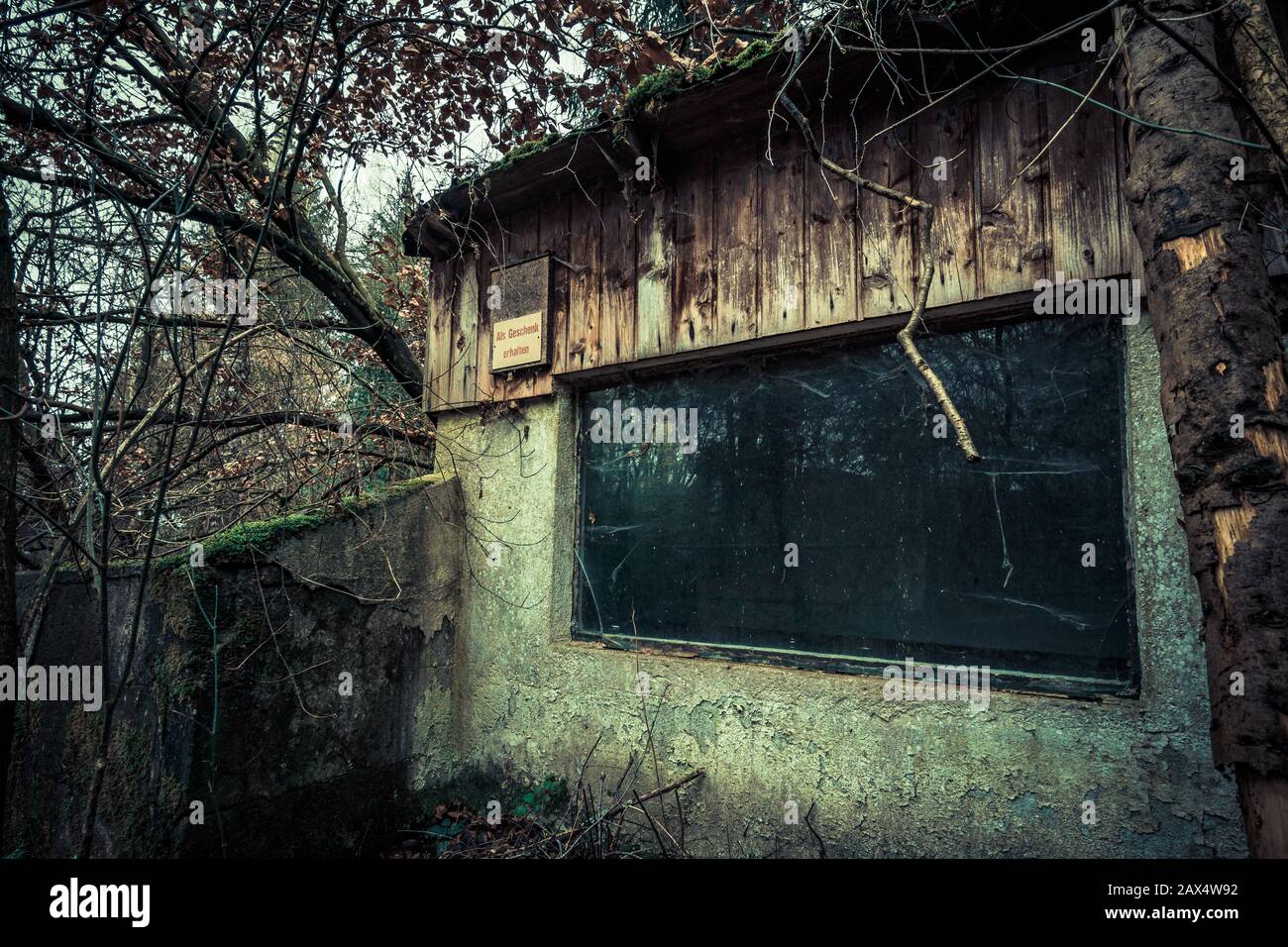 Verlassene Orte wie Fabriken, Bauernhäuser, Geschäfte, Häuser, Einrichtungen und Kliniken in Deutschland Stockfoto
