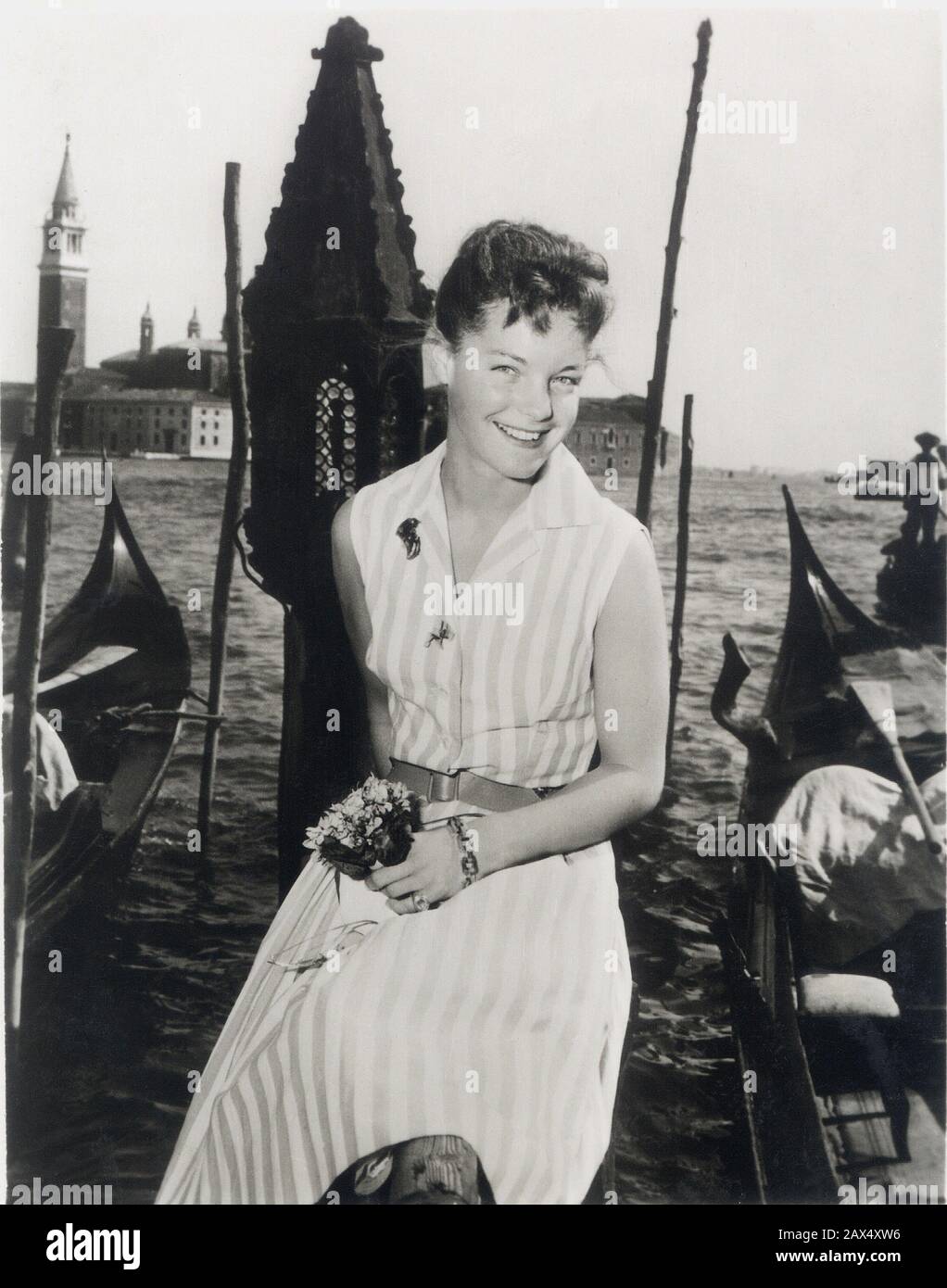 1956 , Venedig , ITALIEN : Die österreichische Schauspielerin ROMY SCHNEIDER (* 1938 in Venedig; † 1982) hat in dieser Zeit einige Szenen für den Film "SISSI: Schicksals jahr einer Kaiserin" (* 1957 - SISSI: GIOVENTU' D'UNA IMPERATRICE ) gedreht. Von Ernst Marischka - ATTRICE - FILM - FILM - KINO - ASBURGO - Elizabeth - Elisabeth von ABSBURG - ABSBURGO - Porträt - Ritratto - sorriso - Venezia - Italia - Making of - Filmset - occhiali - Brille - Gondel - Gondel --- Archivio GBB Stockfoto