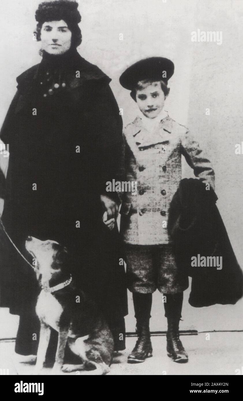 1903 c. , FRANKREICH : Die berühmte impressionistische Malerin und Muse SUZANNE VALADON (* 1865, † 1938) mit seinem Sohn MAURICE UTRILLO ( Paris, Frankreich, 1883, Dax, 1955 ) - IMPRESSIONISMO - ARTE - KUNST - IMPRESSIONISMUS - Impressionista - Persönlichkeit Kind jung - Personalità da giovani bambini piccoli - Hund - Zuckerrohr - cappello - Hut - Ritratto - Porträt - Pittore - Pittrice - Artista - MUSA - BELLE EPOQUE --- Archivio GBB Stockfoto