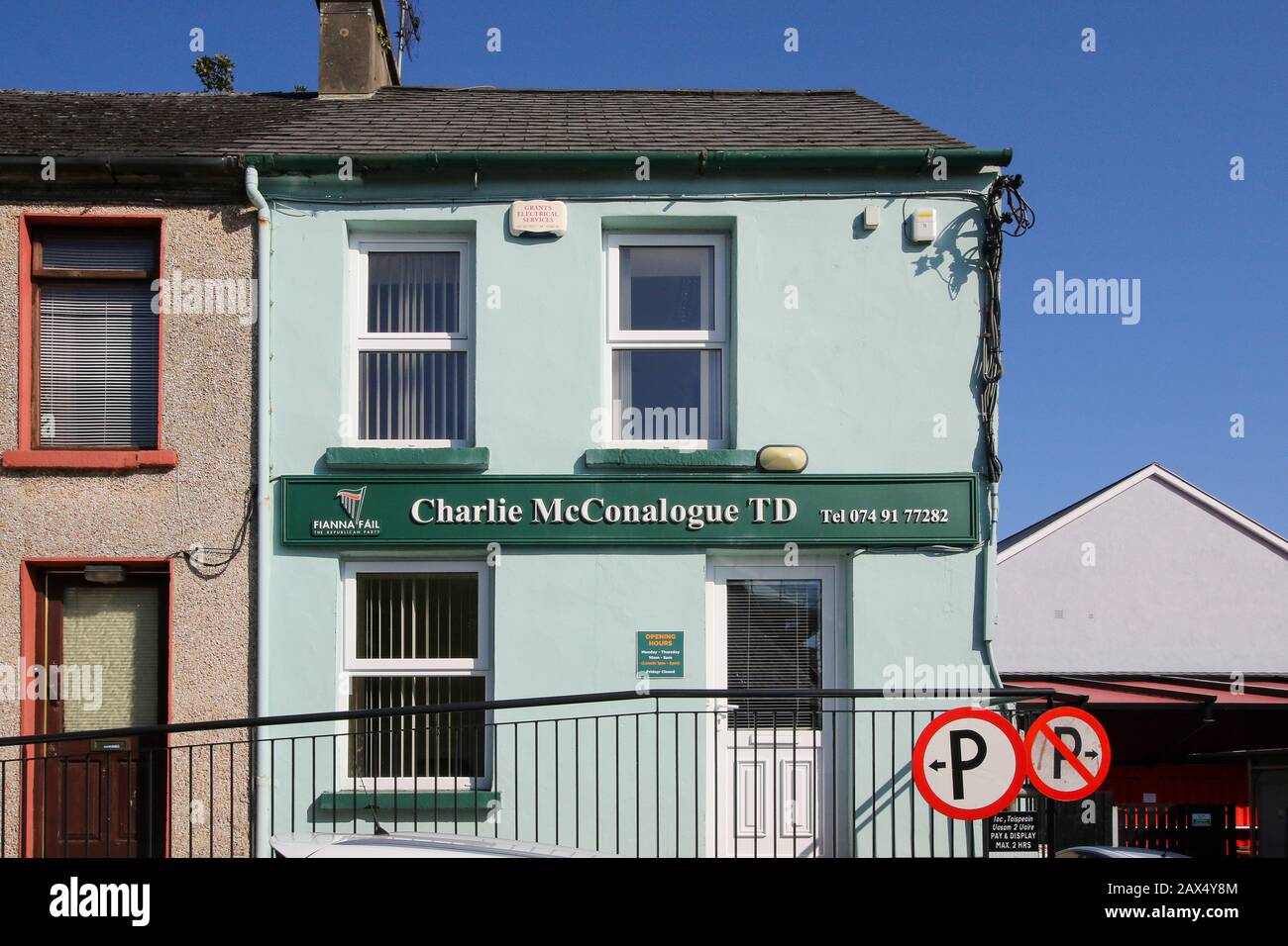 Das äußere Erscheinungsbild des Büros/der Chirurgie eines Politikers, ein Büro eines Fianna Fail Parteimitglieds in Letterkenny, County Donegal, das Charlie McConalog gehört Stockfoto