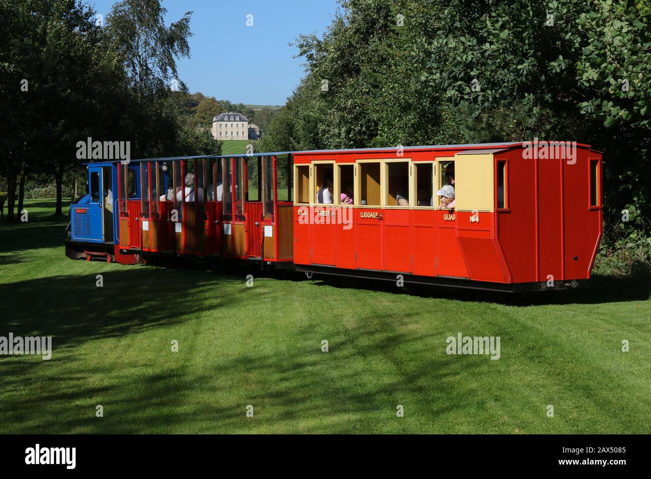 An einem sonnigen Herbstnachmittag fahren Dieseltriebwagen mit der Difflin Lake Railway im Oakfield Park, County Donegal, Irland. Stockfoto