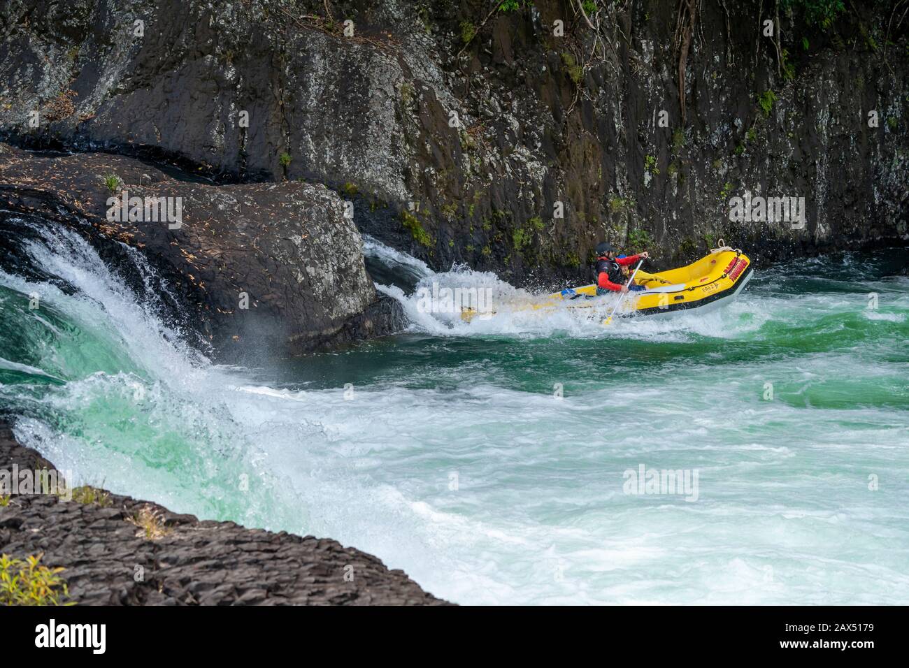 Paddler in White Water Floß, absteigender Wasserfall am Cardstone Weir in der Tully Gorge North Queensland Stockfoto