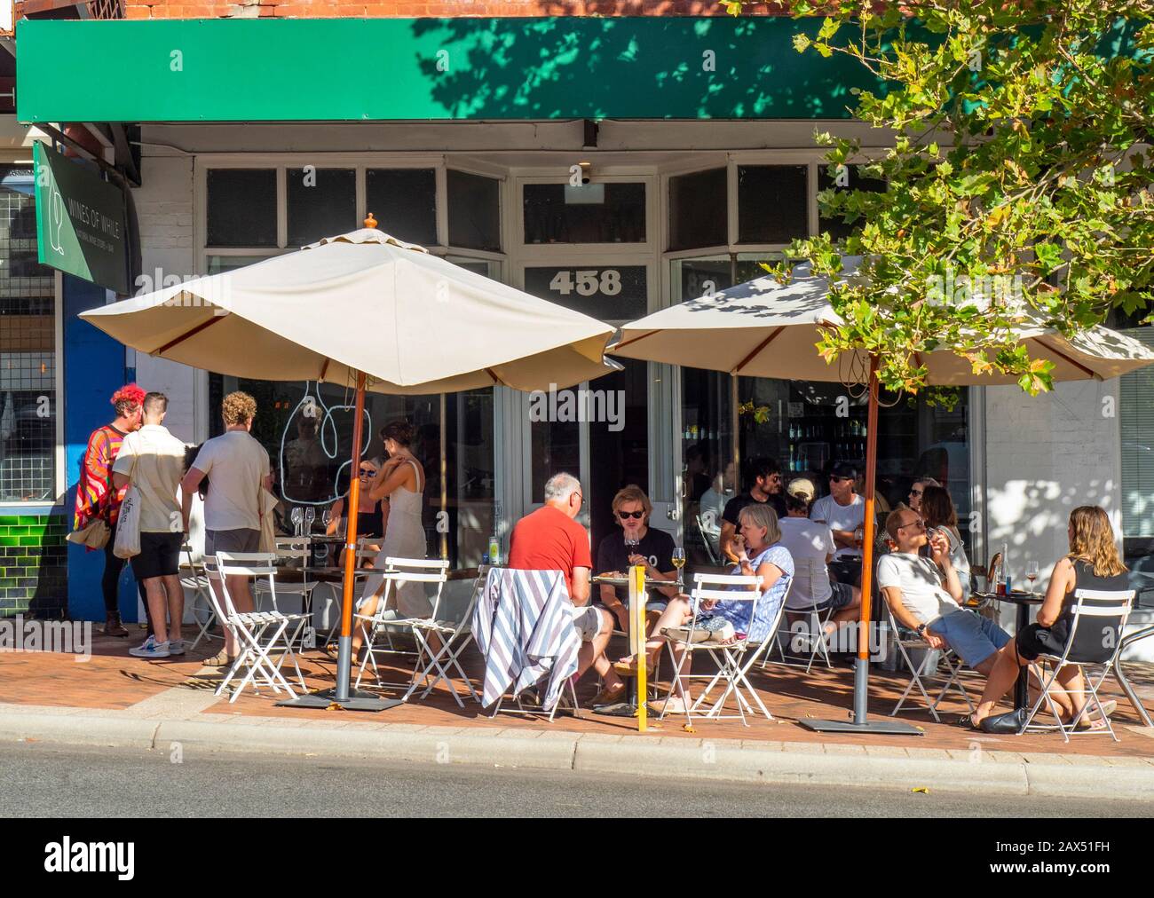 Erwachsene, die im Freien Wein trinken, genießen Weine Der Weinfar an der William Street Northbridge Perth Western Australia. Stockfoto