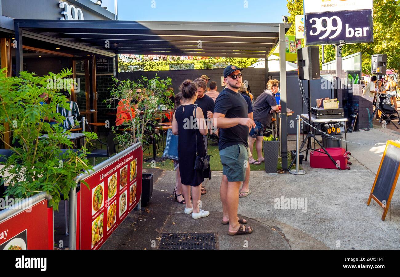Erwachsene, die alkoholische Getränke im Freien trinken, gehen an der William Street Northbridge Perth Western Australia in die Bar 399. Stockfoto