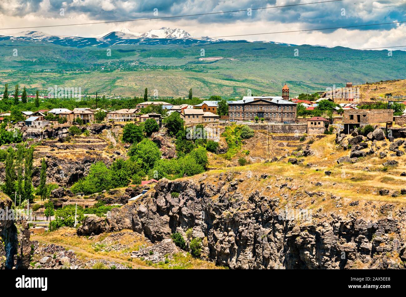 Oshakan Dorf mit dem hl. Mesrop Mashtots Kirche in Armenien Stockfoto