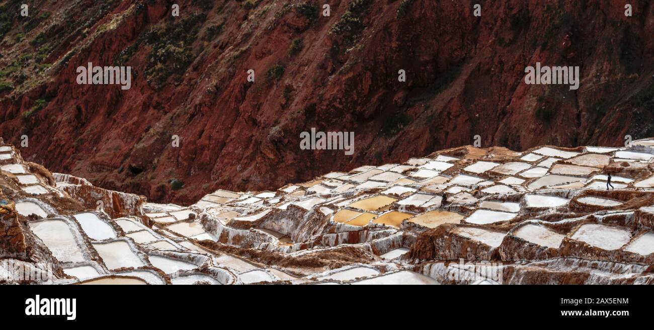 Man Spaziert in Peru durch Salzflats Stockfoto