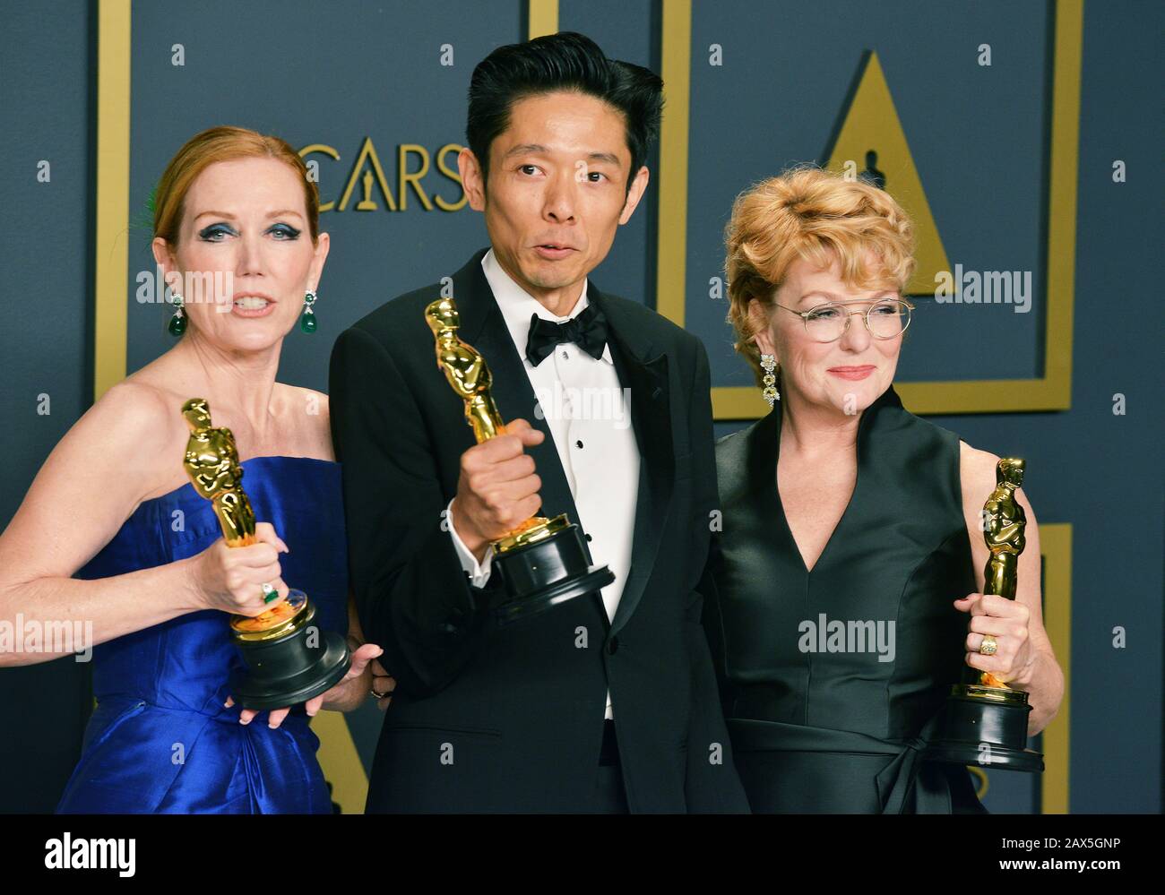 Los Angeles, USA. Februar 2020. Anne Morgan, Kazu Hiro und Vivian Baker, Preisträgerin des Makeup and Hairstyling Awards für "Bombshell", posieren im Presseraum während der 92. Annual Academy Awards in Hollywood and Highland am 09. Februar 2020 in Hollywood, Kalifornien. Credit: Tsuni/USA/Alamy Live News Stockfoto