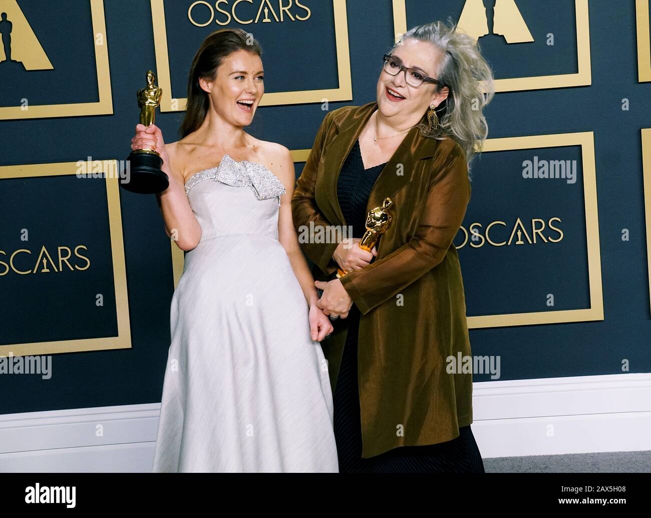 Los Angeles, USA. Februar 2020. Carol Dysinger und Elena Andreicheva 208 Directors Carol Dysinger und Elena Andreicheva, Gewinnerin des Documentary Feature Award für "Learning to Skateboard in a Warzone (If You're a Girl)", posieren im Presseraum während der 92nd Annual Academy Awards in Hollywood and Highland am 9. Februar, 2020 in Hollywood, Kalifornien. Credit: Tsuni/USA/Alamy Live News Stockfoto