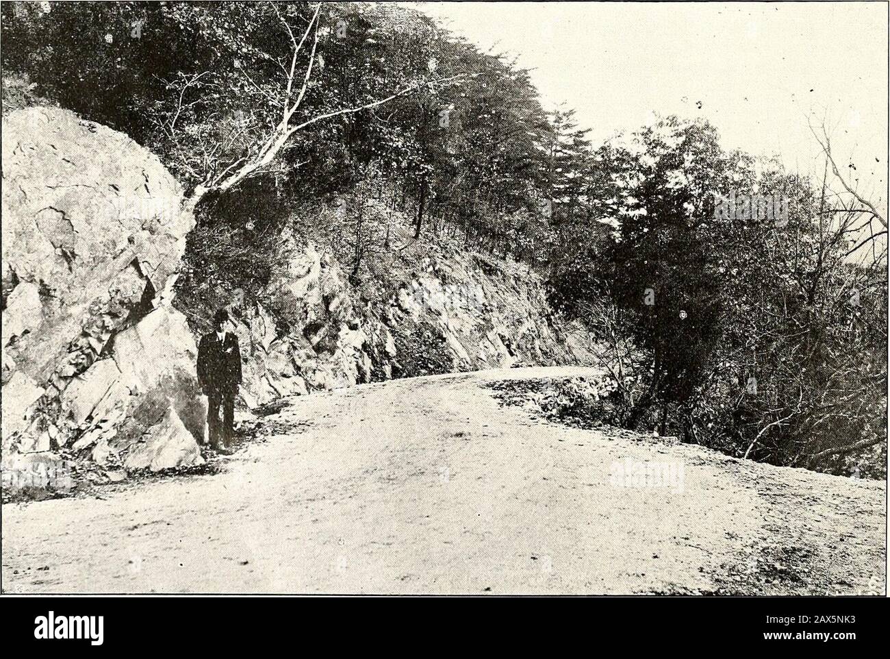 Gute Straßen im Süden. Schinken County Good Roads Association-A. L.Fi-ench. Präsident. Byrdville. Va. U. F. D. NR. 2. Orange County Good Roads Association - FrankXash, Präsident, Hillsboro, N. C; Jno. F. jMcAdams, Vizepräsident. Mebane, N. C, R. F. D. Nr. 4; T. Wm-Gate Andrews, Secretary & Treasurer. Hillsboro, N.C.) irector.s-Frank Nash, Hillsboro, N. C.; J. F. Mc-Adams. Ilebane. N. C, R. F. D. Nr. 4; T. Wingate An-drews, Hillsboro. N. C. Randolph County Good Roads Association-I. F. W ILLIAIIS III Il-csideit, Wiley Ward, 1st Aice-Presidencnt; E. II Morris, 2. Vizepräsident; S. W^ Loughlin, Secr Stockfoto