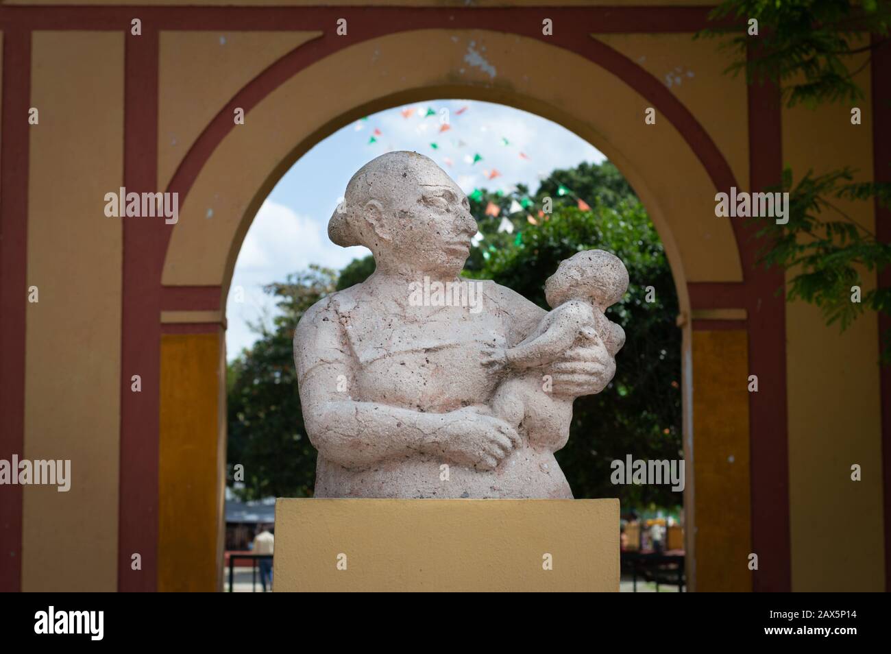 Skulptur einer Mutter und eines Babys der Maya, Yucatan, Mexiko. Stockfoto