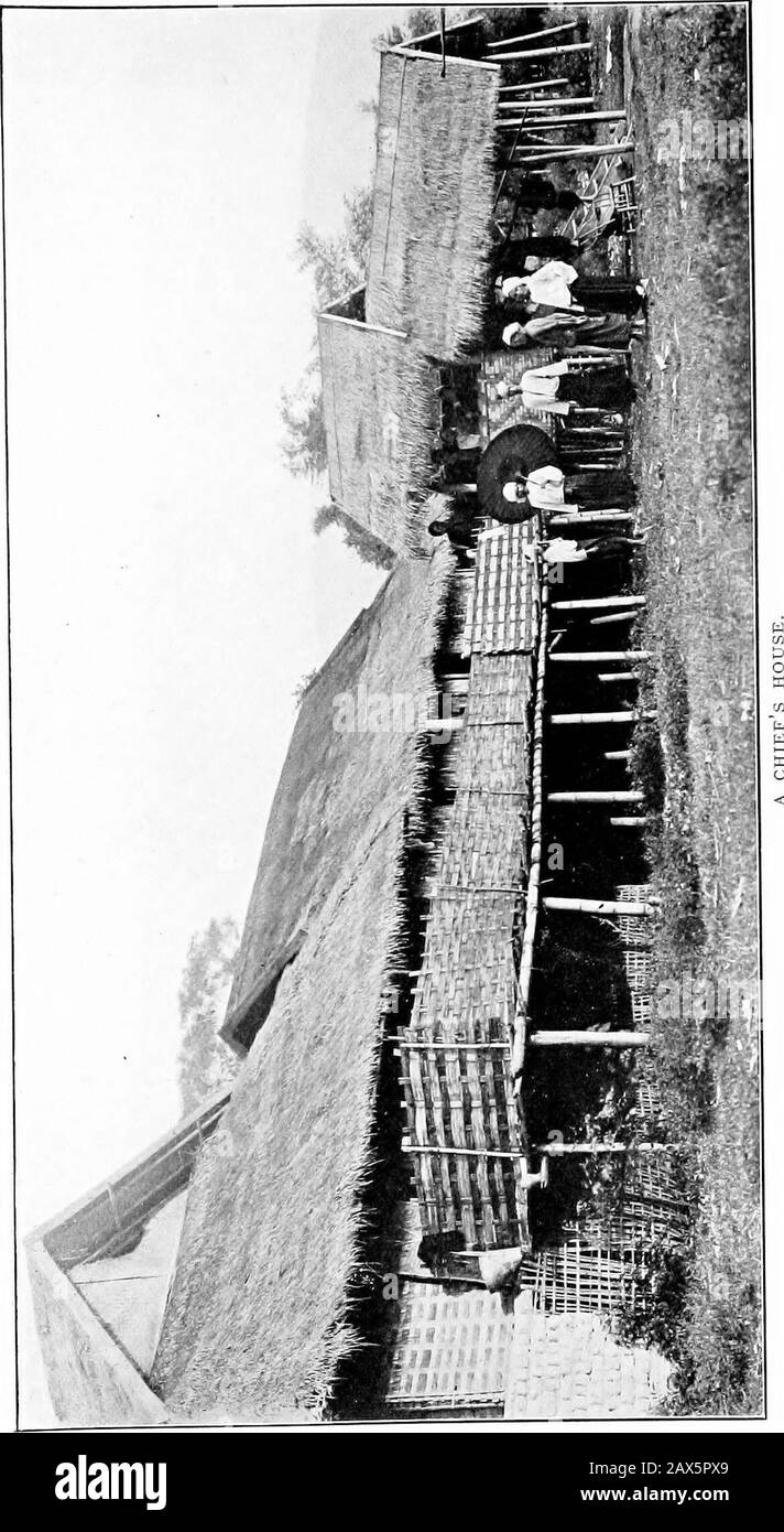 Shans zu Hause . t ist bereit, Beschwerden zu hören und sich dort einzumischen, wo die Beschwerde gerecht zu sein scheint, ist eine große Vorbeugung gegen Erpressung und Bestechung. Die Hauptbeschwerde der Menschen in Gebieten außerhalb der Stadt besteht darin, dass nur sehr wenig getan wird, um den Zustand der Pfade zu verbessern, die sich zu einem anderen zusammenschließen. Händler, die die Straßen von Lower Burma kennen - die lange Zeit unter britischer Kontrolle stehen - sind sehr gruselig, wenn sie von den Pfaden in den Shan-Staaten sprechen, wo gute Straßen dringend benötigt werden. Es gibt ein paar Straßen, die zur Eisenbahn führen, aber der Großteil der Trade-Rotesand-Wege Stockfoto