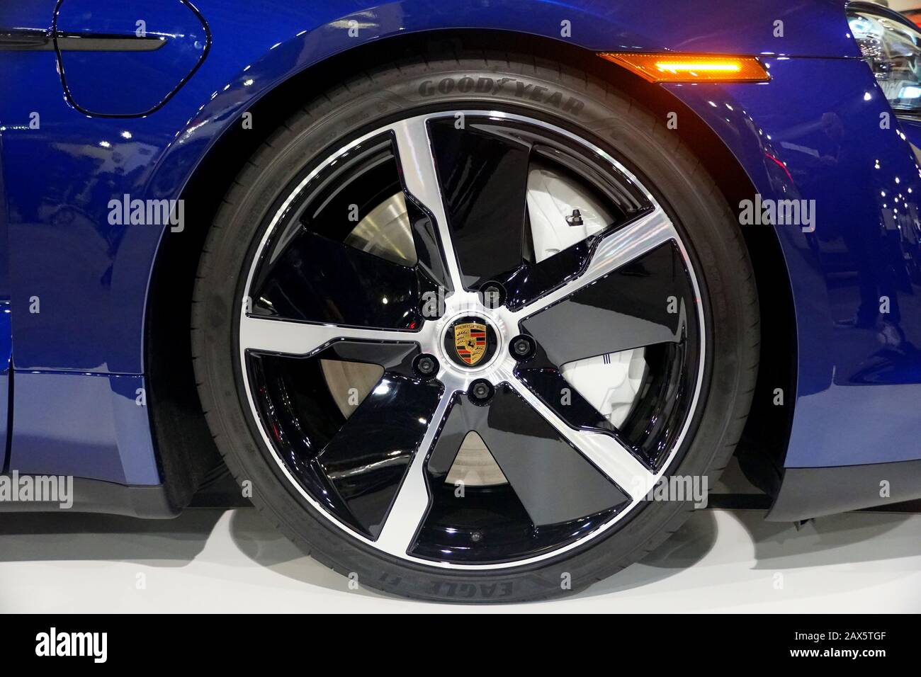 Philadelphia, Pennsylvania, USA - 9. Februar 2020 - Das sportliche Rad von 2020 Porsche Taycan 4S alle elektrische Sportlimousine Stockfoto