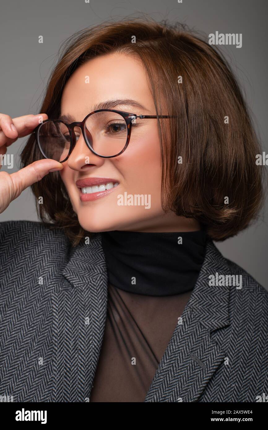 Schöne Geschäftsfrau Brünette mit Bob Haircut in Brillen. Neue Brillen Stockfoto