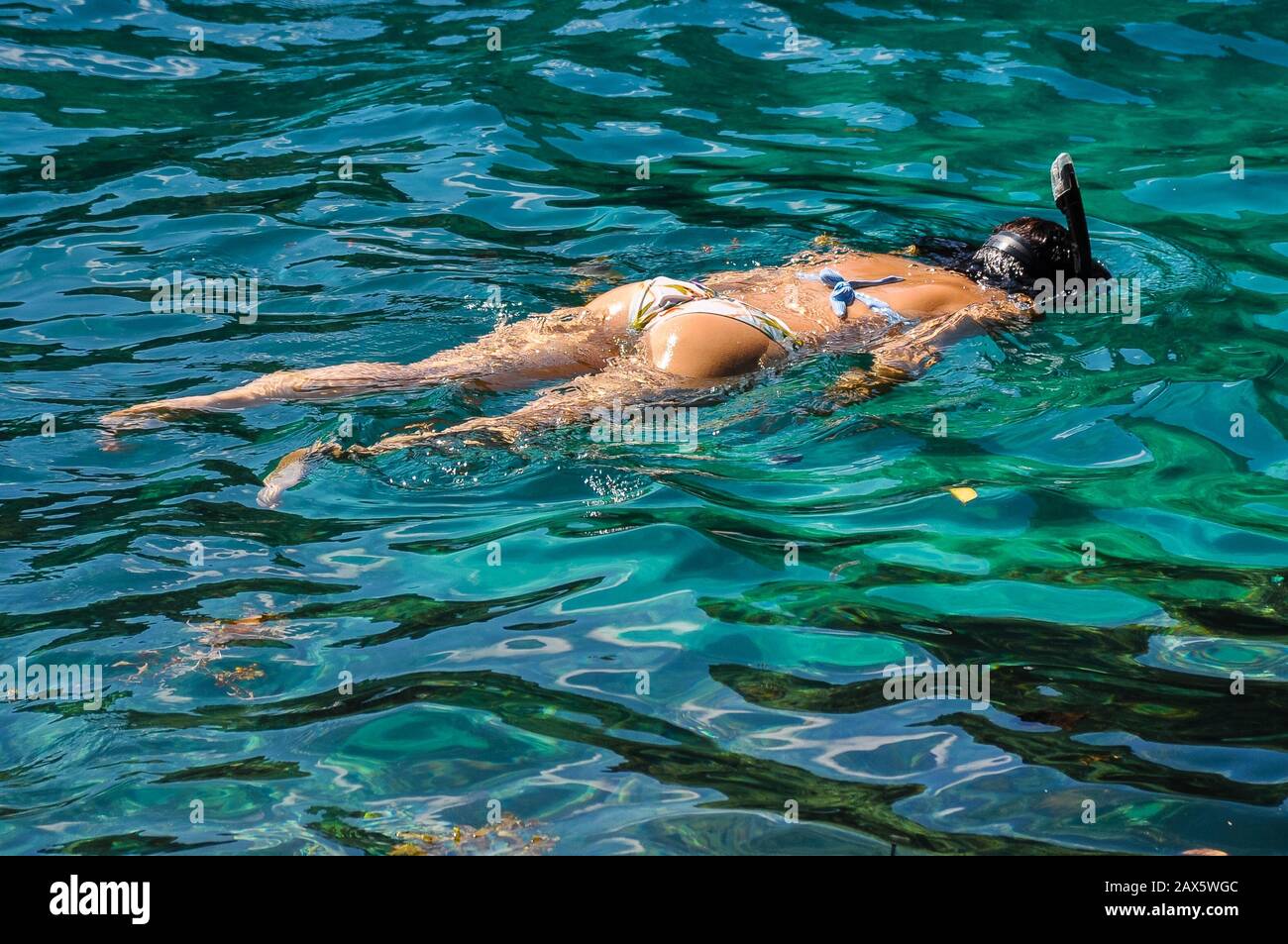 Frau Touristen Schnorcheln in türkisblauem Wasser vor El Nido, Palawan, Philippinen Stockfoto