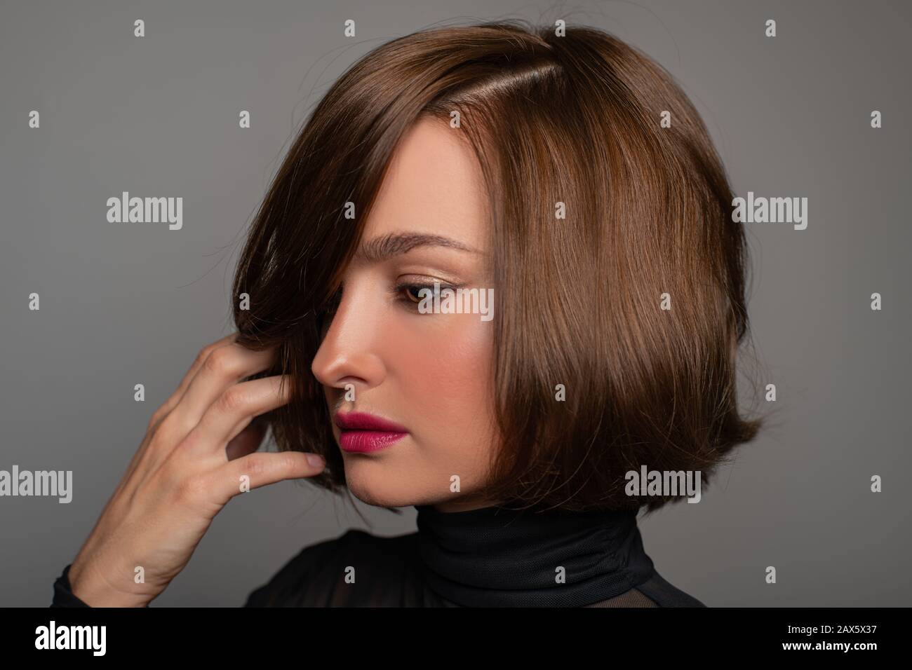 Brünette Junges Mädchen Mit Luxus Haare Wird Erregt Brünette Junges Mädchen Mit Luxus Haare Wird Erregt