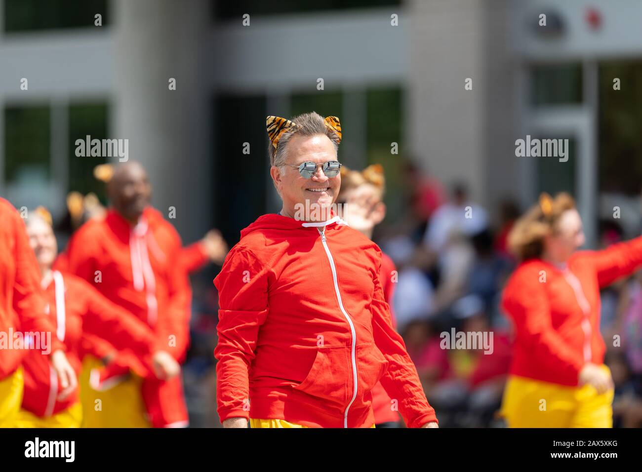 Indianapolis, Indiana, USA - 25. Mai 2019: Indy 500 Parade, Tänzerinnen, die Tiger-Ohren tragen, die während der Parade auf die Straße in Pennsylvania gehen Stockfoto