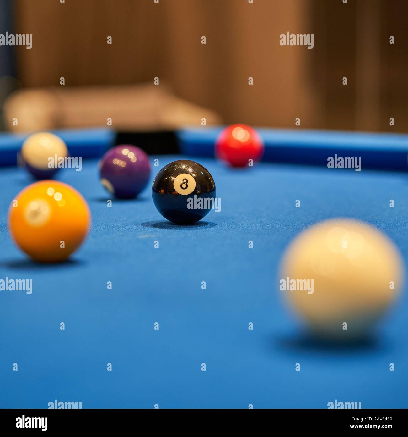 Pool/Billard/Snooker. Poolbälle auf dem Billardtisch mit Schwerpunkt auf dem Achtball. Stockfoto