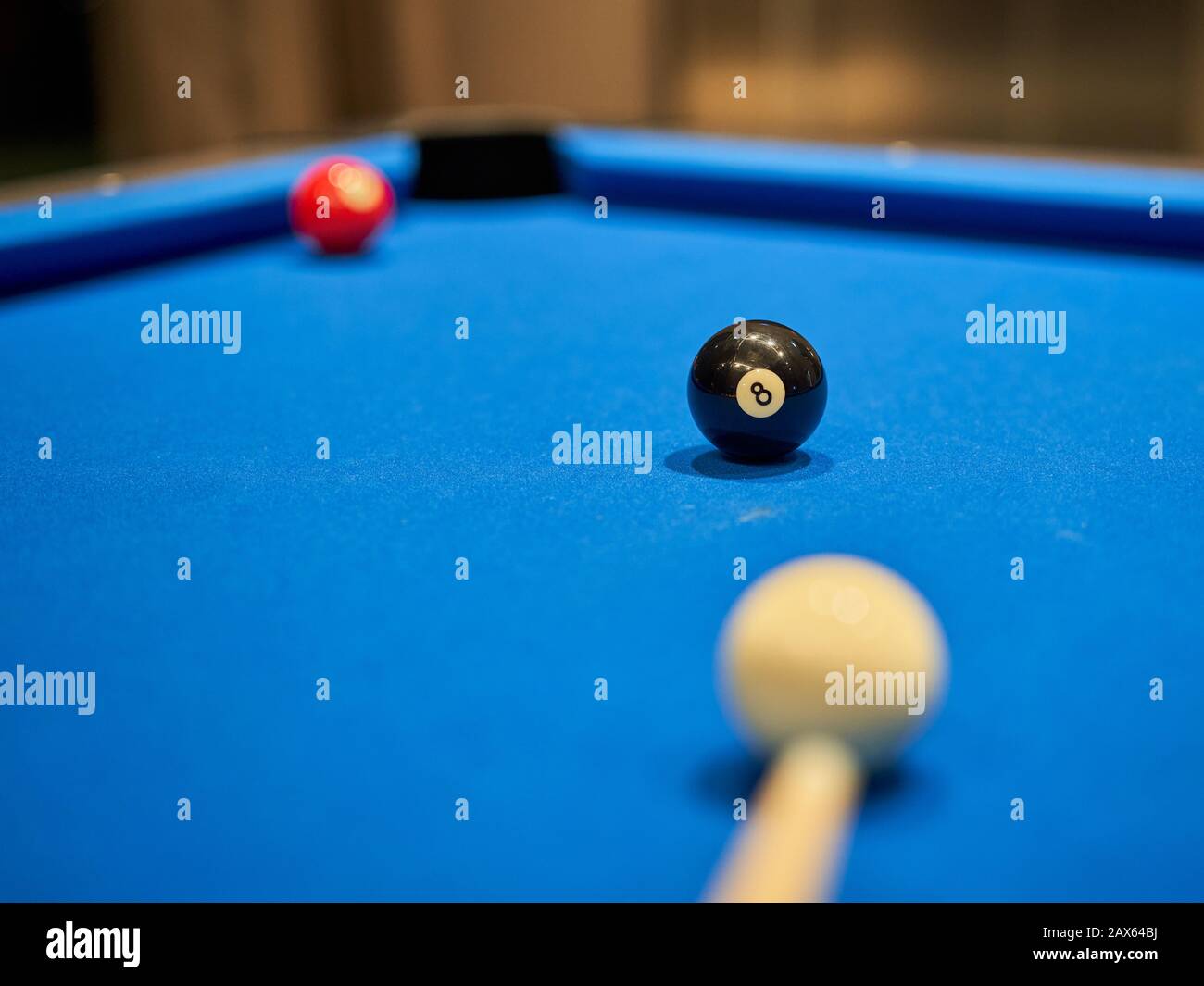 Pool/Billiard/Snooker mit Schwerpunkt auf dem Achterball. Chance, das Spiel zu gewinnen. Stockfoto