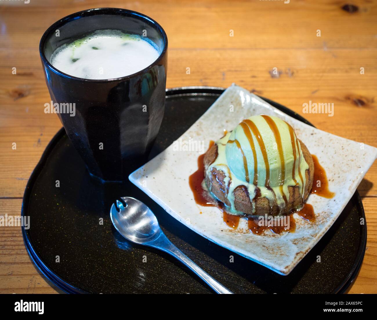 Eine Kugel Matcha-Grüntee-Eis mit einem eisgekühlten Matcha-Grüntee. Kyoto, Japan. Stockfoto