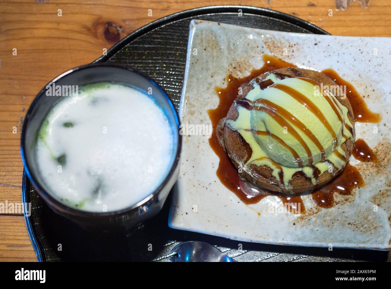 Eine Kugel Matcha-Grüntee-Eis mit einem eisgekühlten Matcha-Grüntee. Kyoto, Japan. Stockfoto