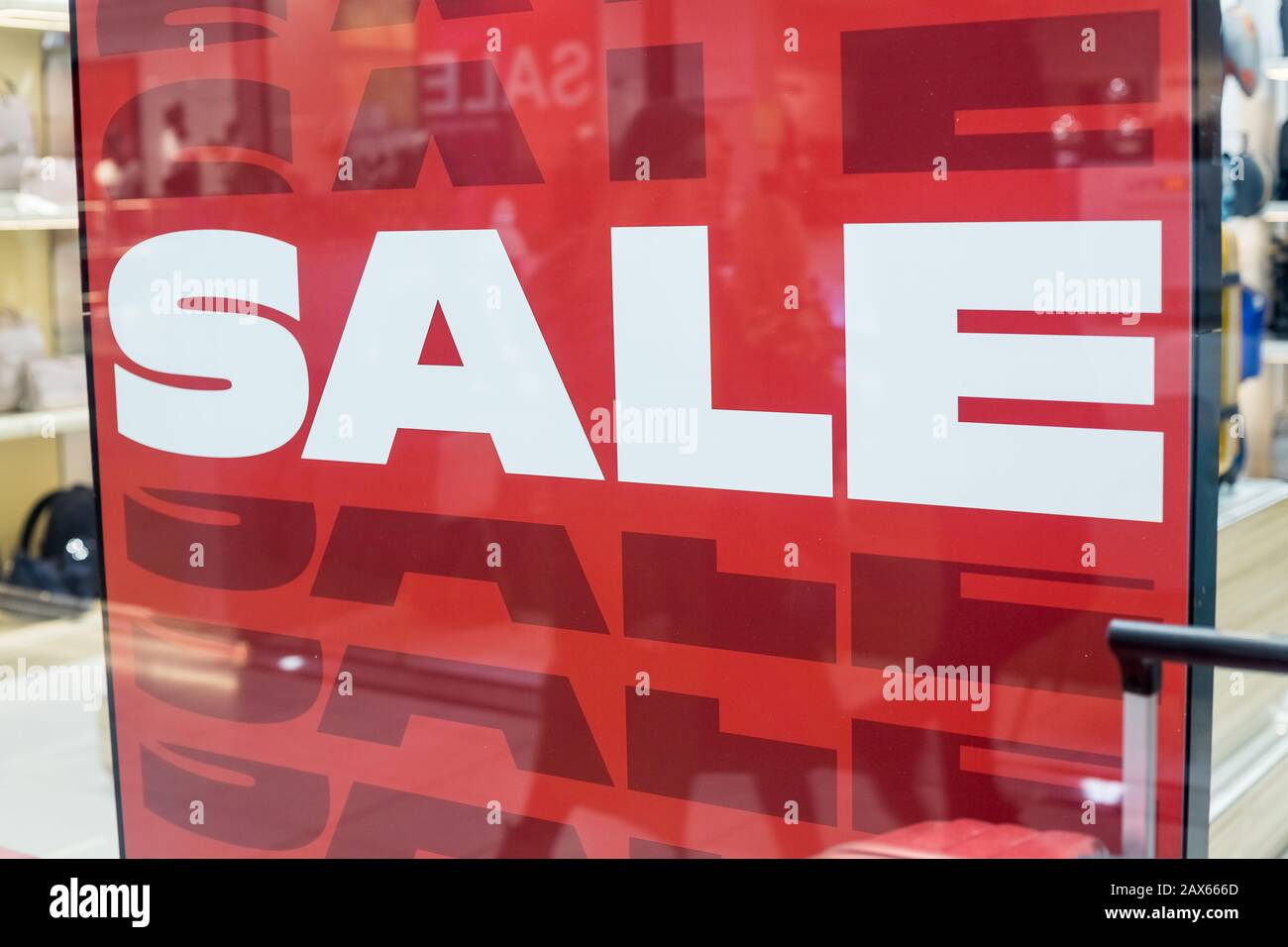 Marketing Poster.Sale Einkaufssaison, Verkauf Aufkleber mit Etikett vor der Shop-Tür-Brille, Verkauf Einkaufssaison für Discount Display.Boutique und Stockfoto