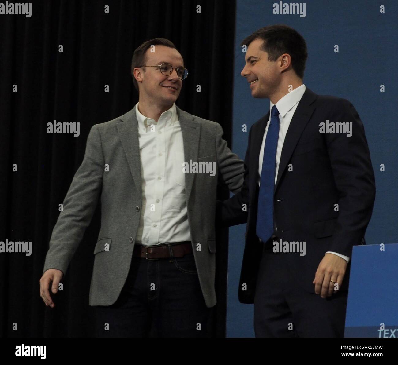 Pete Buttigieg Chasten Buttigieg . Milford New Hampshire Usa Februar 2020 Pete Buttigieg Und Chasten Buttigieg Treffen Sich Auf Der Buhne Zum Abschluss Der Get Out The Vote Rally In Milford New Hampshire Dies Ist Burgermeister Petea S Die