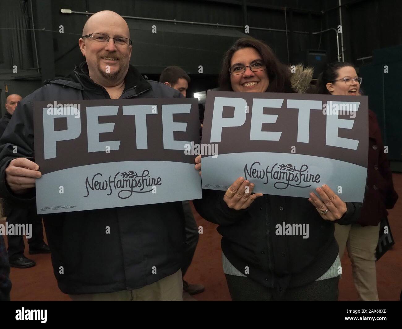 Milford, New Hampshire, USA. Februar 2020. Pete Buttigieg-Anhänger versammeln sich für die Ausholung der Wahlkundgebung in Milford, New Hampshire. Dies ist seine zweite bis letzte Wahlkampfveranstaltung vor dem Dienstag, dem 11. Februar, primäre Gutschrift: Sue Dorfman/ZUMA Wire/Alamy Live News Stockfoto