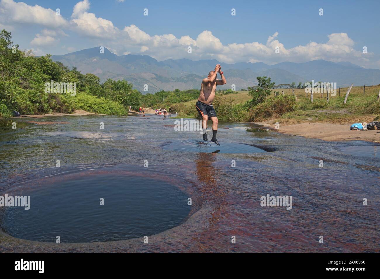 Tauchen Sie ein in die tiefen Schwimmlöcher von Las Gachas, Guadalupe, Santander, Kolumbien Stockfoto