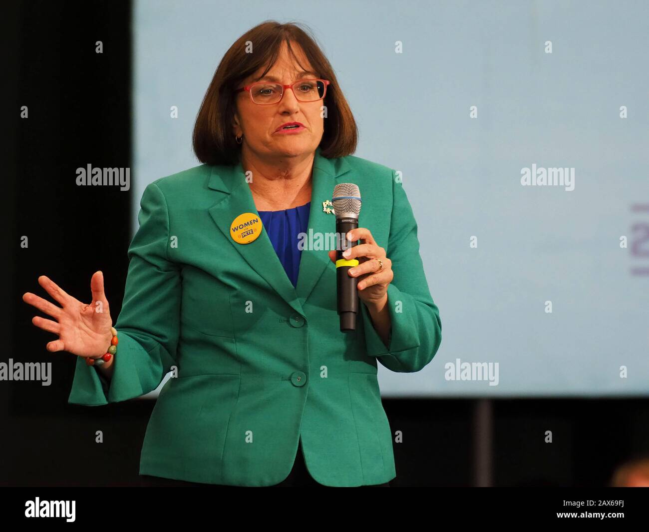 Milford, New Hampshire, USA. Februar 2020. Die Republikanerin Annie Kuster (NH-02) würdigt ihre Unterstützung für Pete Buttigieg bei seinem Aussteigen aus der Wahlrallye in Milford, New Hampshire. Dies ist ihr Kongresswahlbezirk. Credit: Sue Dorfman/ZUMA Wire/Alamy Live News Stockfoto