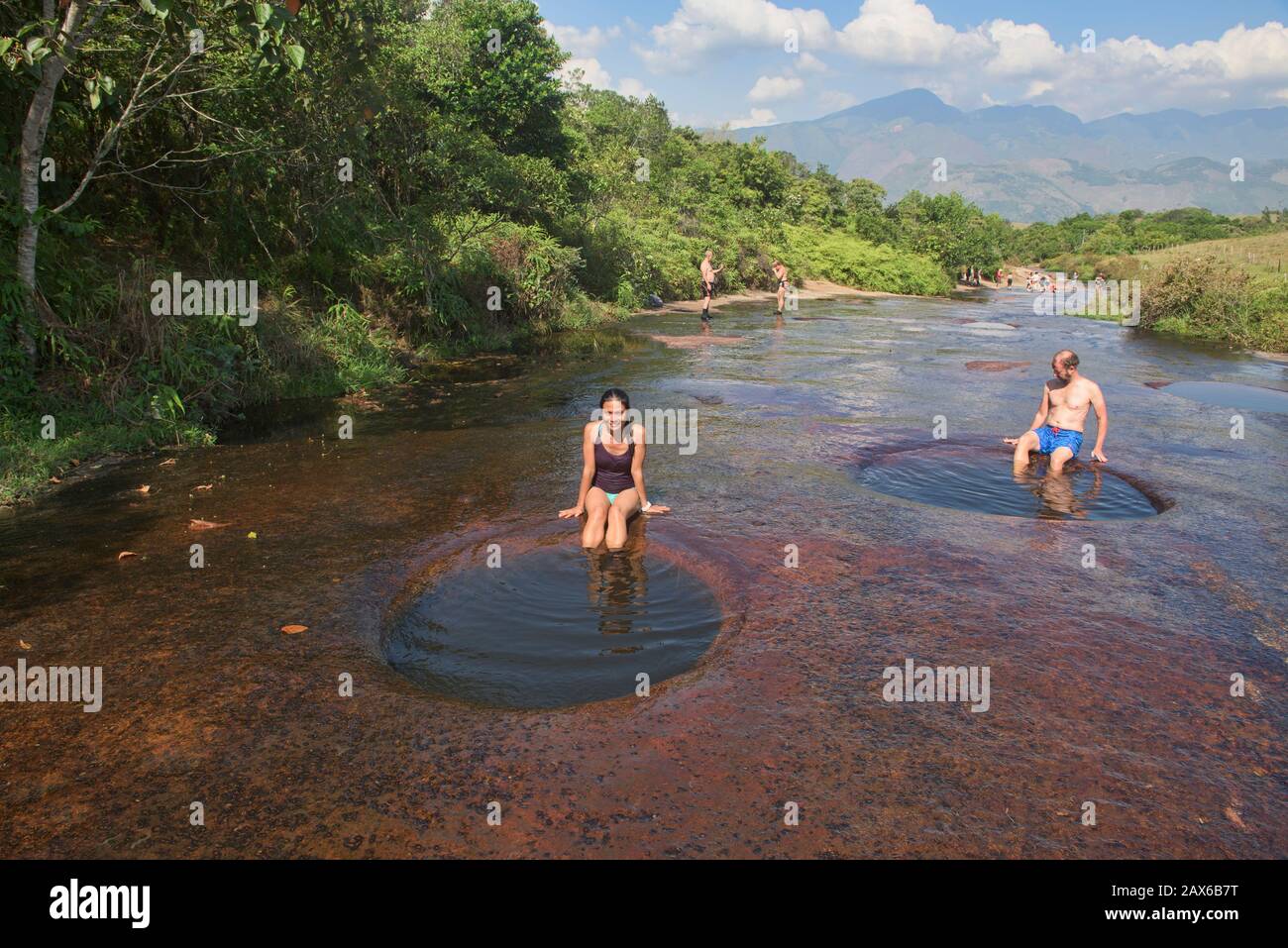 Genießen Sie die tiefen natürlichen Schwimmlöcher von Las Gachas, Guadalupe, Santander, Kolumbien Stockfoto